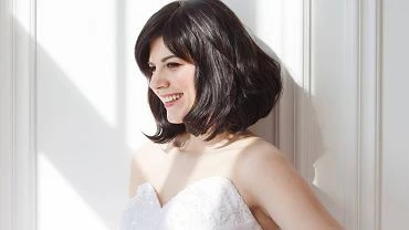 Grzywka curtain bangs czy cieniowana? Sprawd trendy na sezon jesie-zima