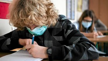 Maseczki dla dzieci czy przybice dla dzieci? Co wybra?