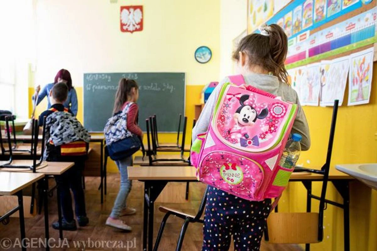 ZUS przypomina. Ci rodzice w 2025 roku mogą dostać dodatkowe 400 zł na dziecko