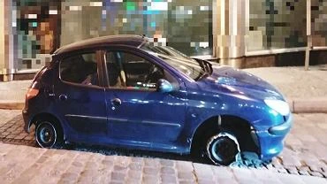 Wrocaw. Pijany kierowca na rynku. 33-latek jecha samochodem bez opon