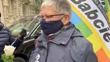 OKO.press: Policja trzy razy prbowaa zatrzyma Polsk Babci w drodze na miesicznic. W kocu si udao