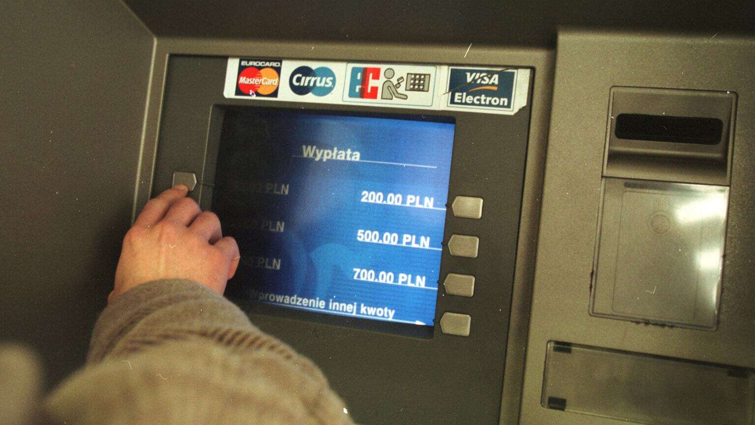 Wypłacasz gotówkę w bankomacie? Nie odchodź od razu, bo możesz stracić pieniądze