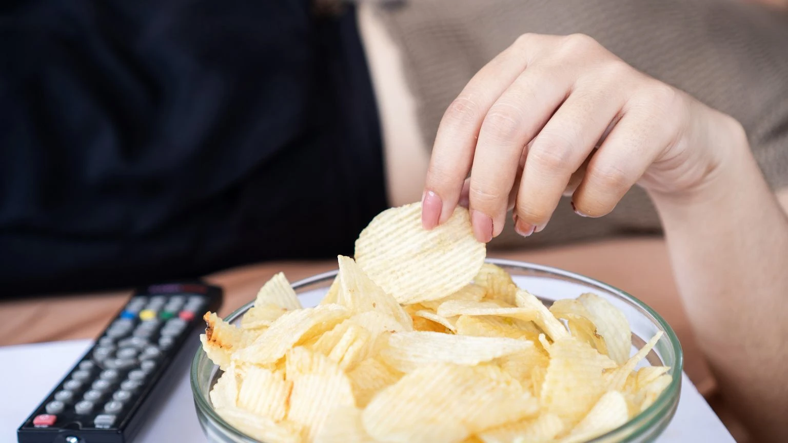 Wysoki cholesterol? Te nawyki po 17 nie pomagają. Ekspertka wskazuje cztery błędy