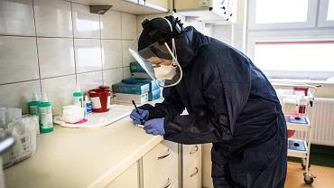 Dr Karauda: Sztucznie wypaszczamy krzyw zachorowa, w szpitalach nie odczuwamy ulgi
