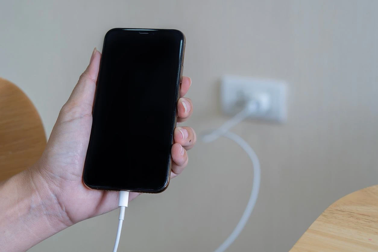 Telefon robi siÄ ciepĹy podczas Ĺadowania. NiektĂłrzy od razu odĹÄczajÄ kabel. Czy sĹusznie?