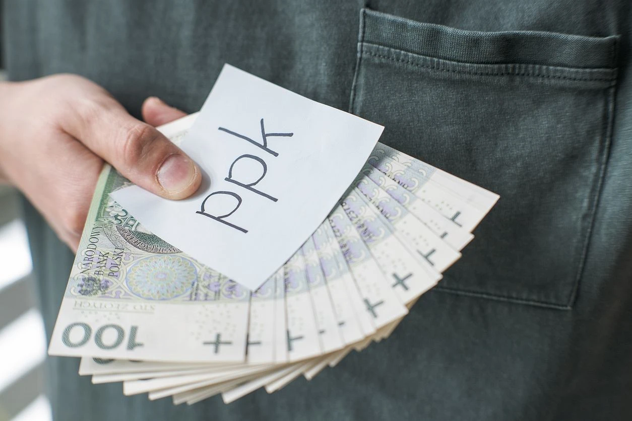 Można wypłacić środki z PPK wcześniej, ale jest haczyk. Niektórzy słono zapłacą za tę decyzję