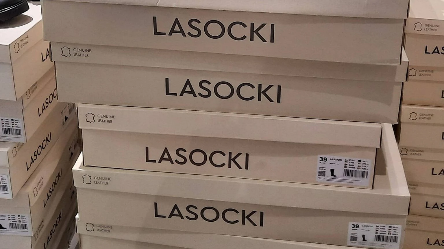 Polki wybraĹy juĹź buty na jesieĹ. PadĹo na te botki Lasockiego. Tak uniwersalnych modeli dawno nie byĹo