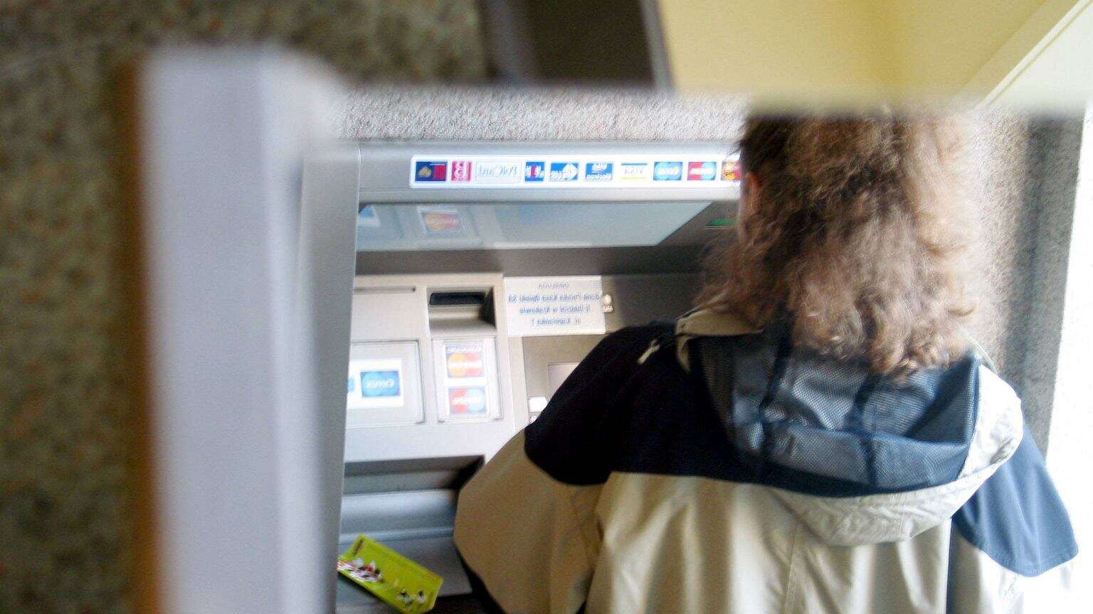 Wypłacasz pieniądze z bankomatów? Na to uważaj. Wystarczy chwila, by trafiły w ręce oszustów