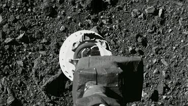 Sonda NASA dotkna asteroidy Bennu i zebraa kosmiczny py. 