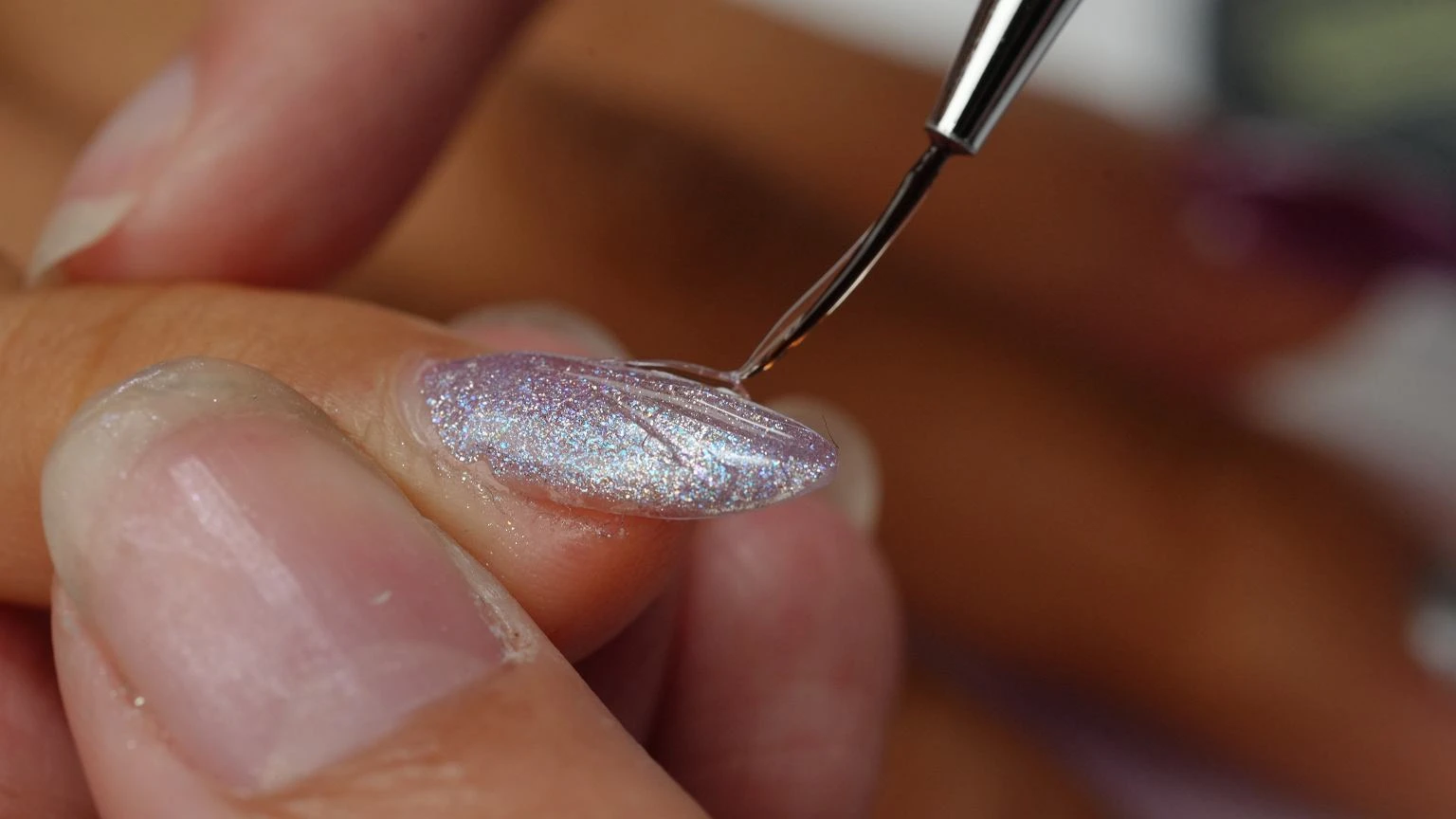 Sardynkowy manicure robi furorÄ. Brzmi dziwnie, wyglÄda zaskakujÄco dobrze. OdwaĹźysz siÄ?