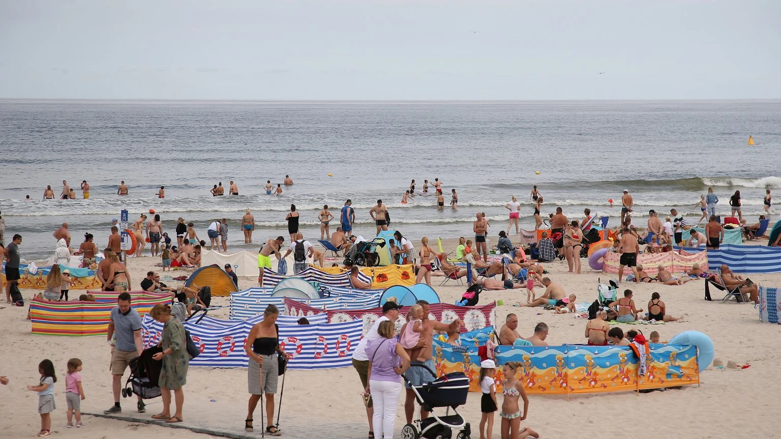 5 plaż, które według AI toną w parawanach. Nie znajdziesz tam miejsca na klapki i ręcznik
