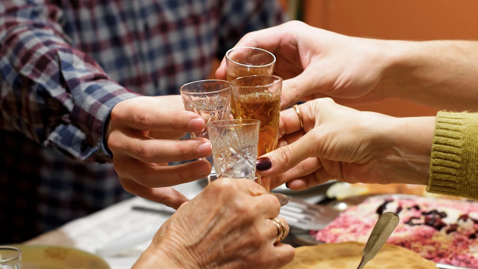 Nawet 5 milionów Polaków zmaga się z alkoholizmem. 