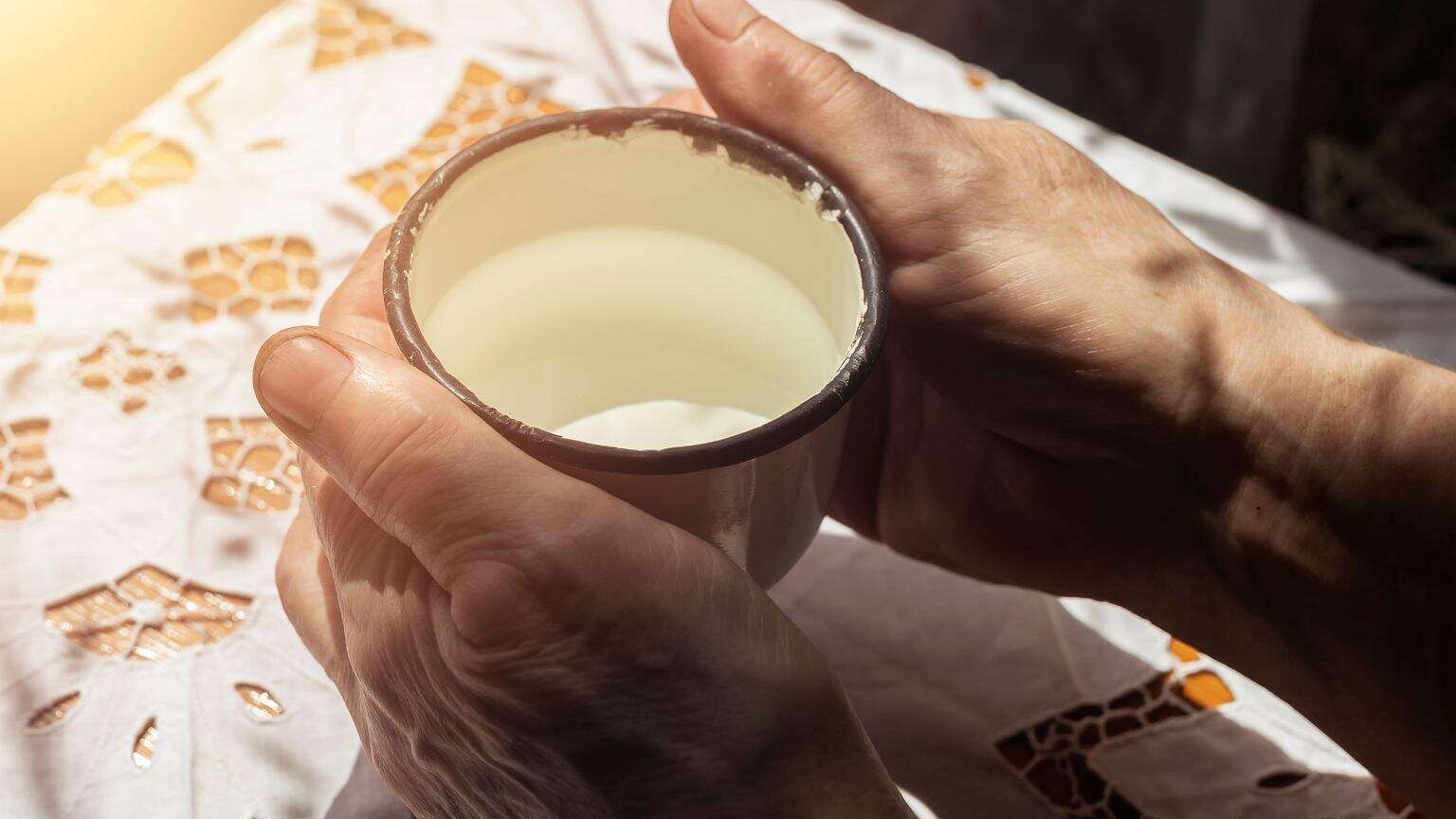 Tłuste czy chude mleko? Ten wybór ma nie lada znaczenie dla zdrowia seniorów