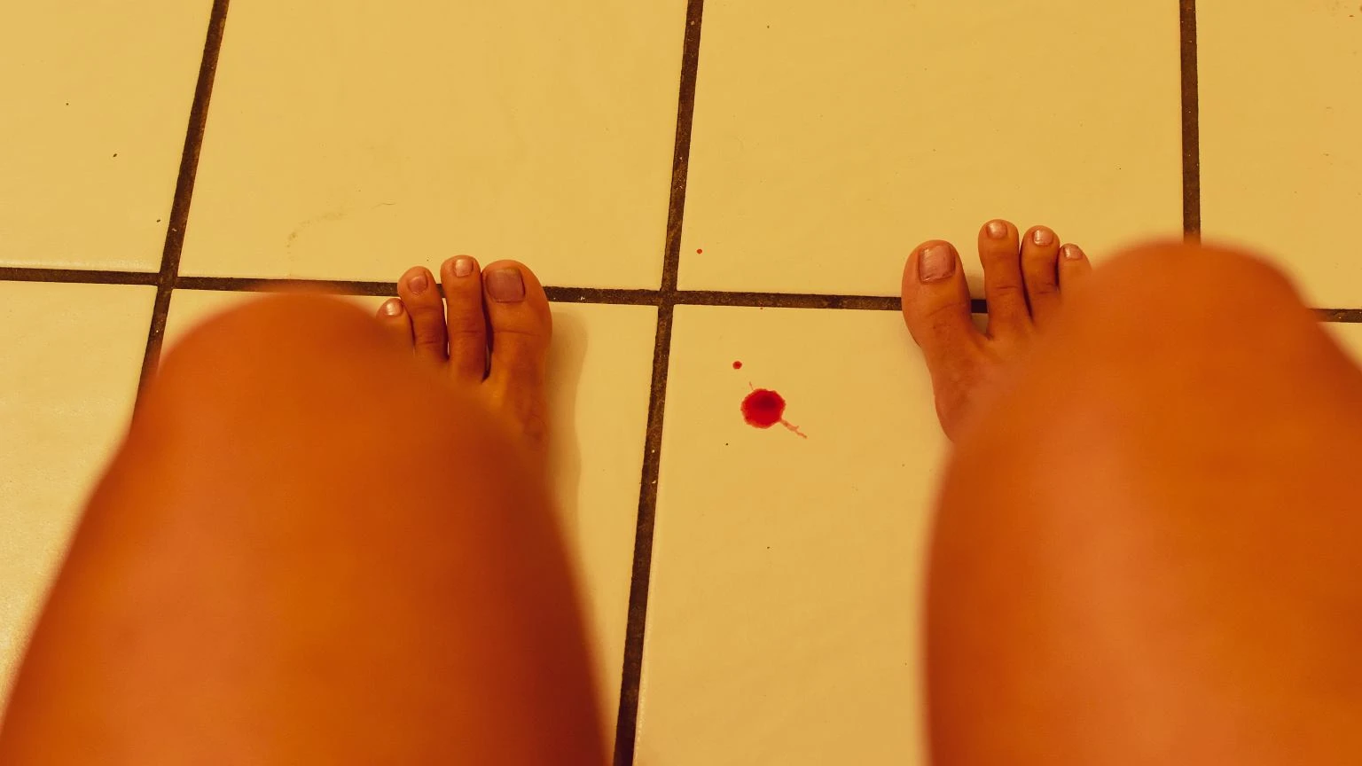 NakĹadajÄ na twarz krew menstruacyjnÄ. 