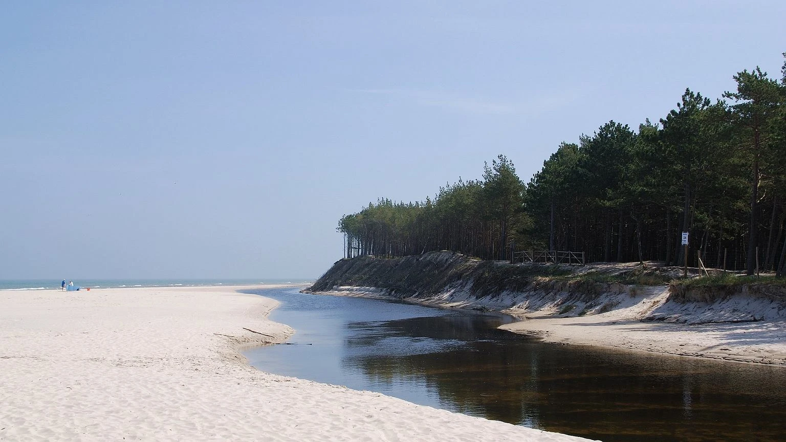 Dzika plaża, zero tłumów i ani jednego parawanu. Ten fragment Bałtyku zna niewiele osób