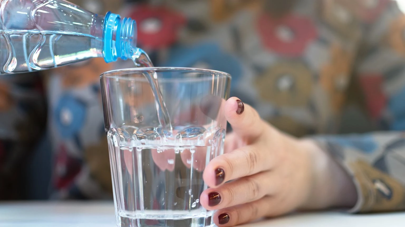 Pij wodę przed jedzeniem, a szybciej schudniesz. Mit czy fakt? Lekarz nie ma wątpliwości