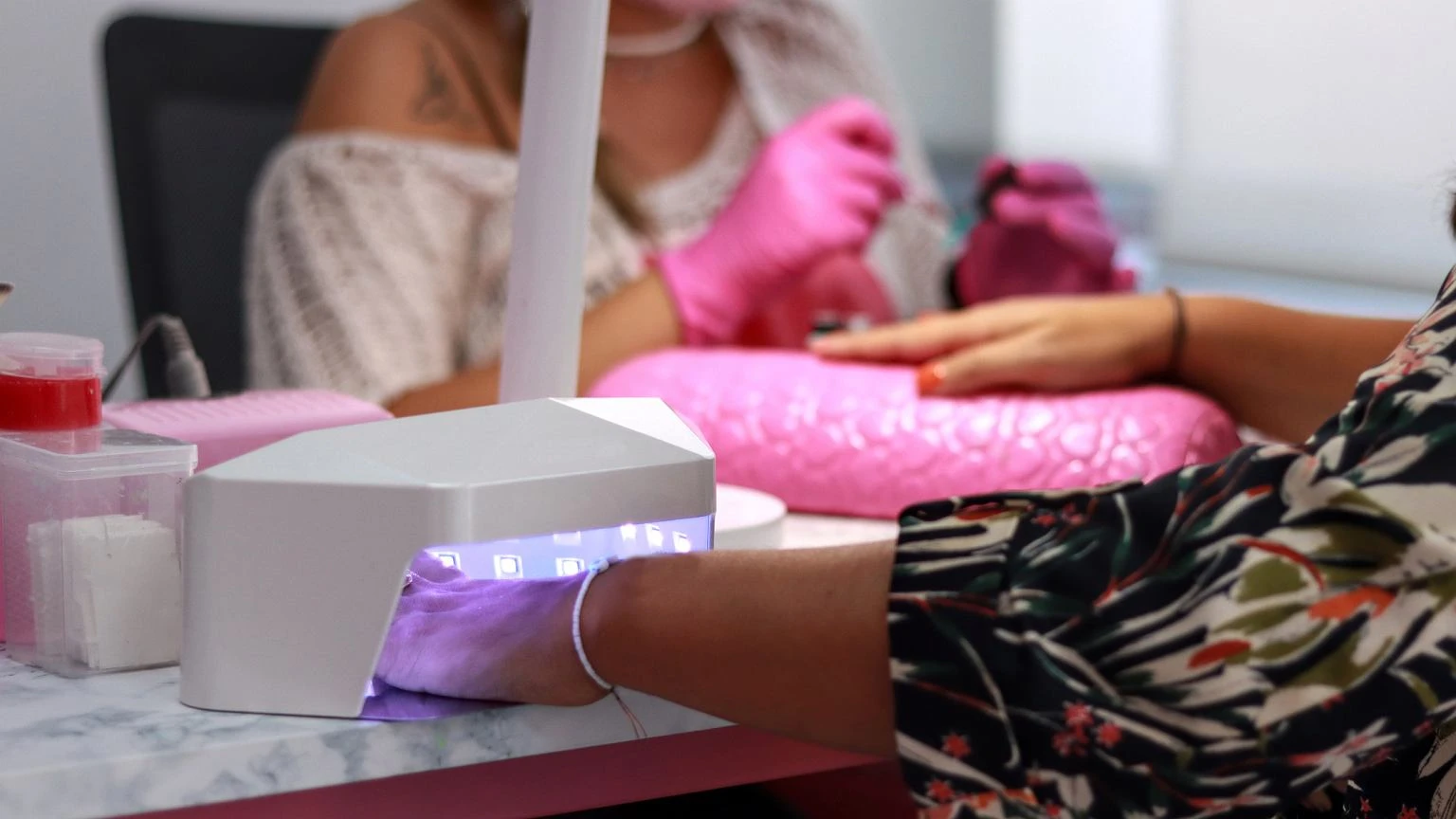 Koleżanki zobaczą je raz i będą chciały takie same. Ten manicure robi furorę. A to tylko jeden trik