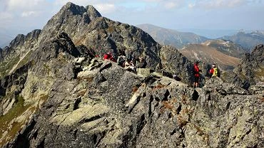 Tatry. miertelny wypadek w rejonie Orlej Perci. Turysta spad z wysokoci 200 metrw