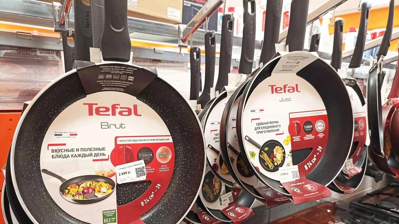 Polki pędem ruszyły do Biedronki po ten zestaw patelni Tefal. Niska cena mocno kusi. A co w Lidlu?