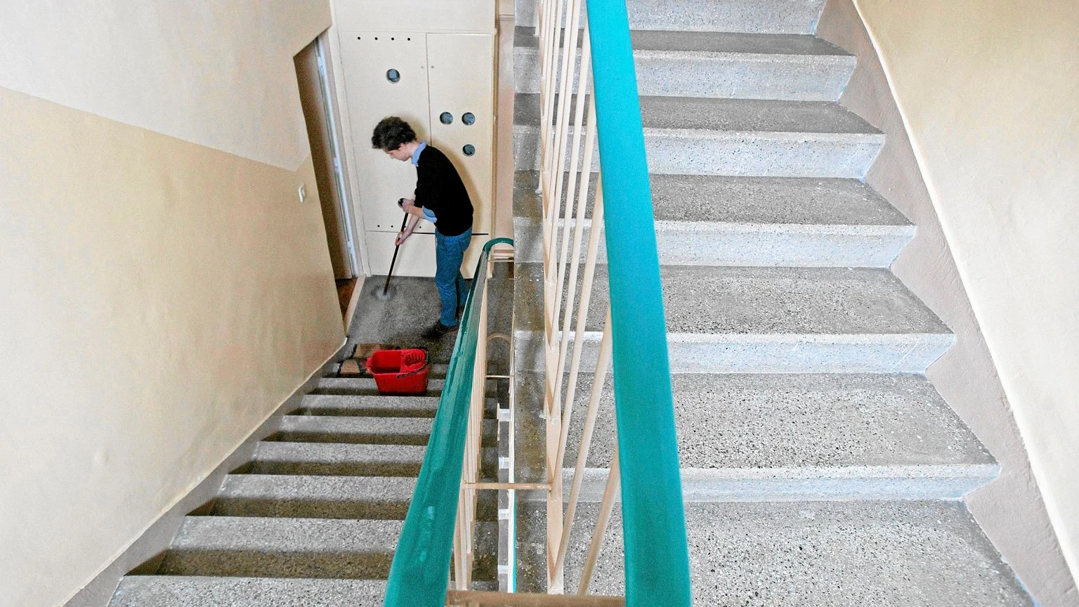 Nie ma firmy sprzÄtajÄcej, a klatki brudne. Kto powinien o nie zadbaÄ? Tak mĂłwiÄ przepisy