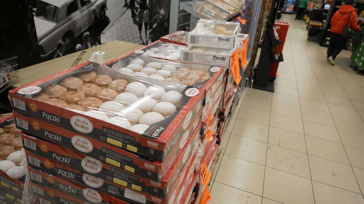 Lidl i Biedronka sprzedają pączki za grosze. Jedni łapią się za głowy, inni: 