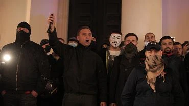 Warszawa. Prokuratorka bronia kocioa na Placu Trzech Krzyy. Razem ze stra nacjonalistw
