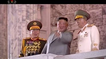 Nocna parada wojskowa w Korei Pn. Kim Dzong Un pokaza nowe, midzykontynentalne rakiety
