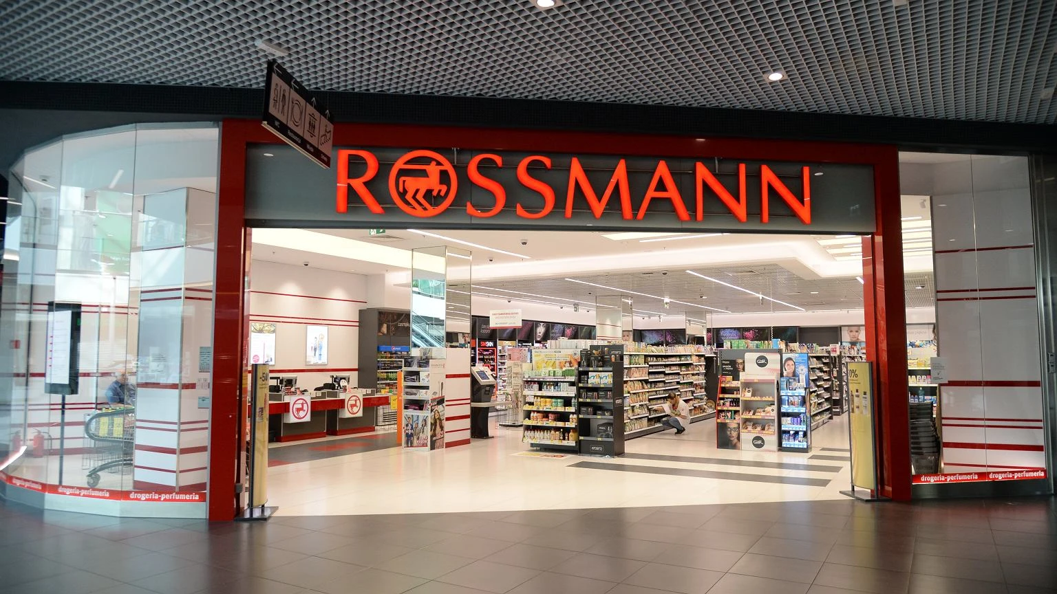 Ta odĹźywka z Rossmanna jest wiecznie wyprzedana. Tania, a z wĹosami robi cuda. W Hebe majÄ zamiennik