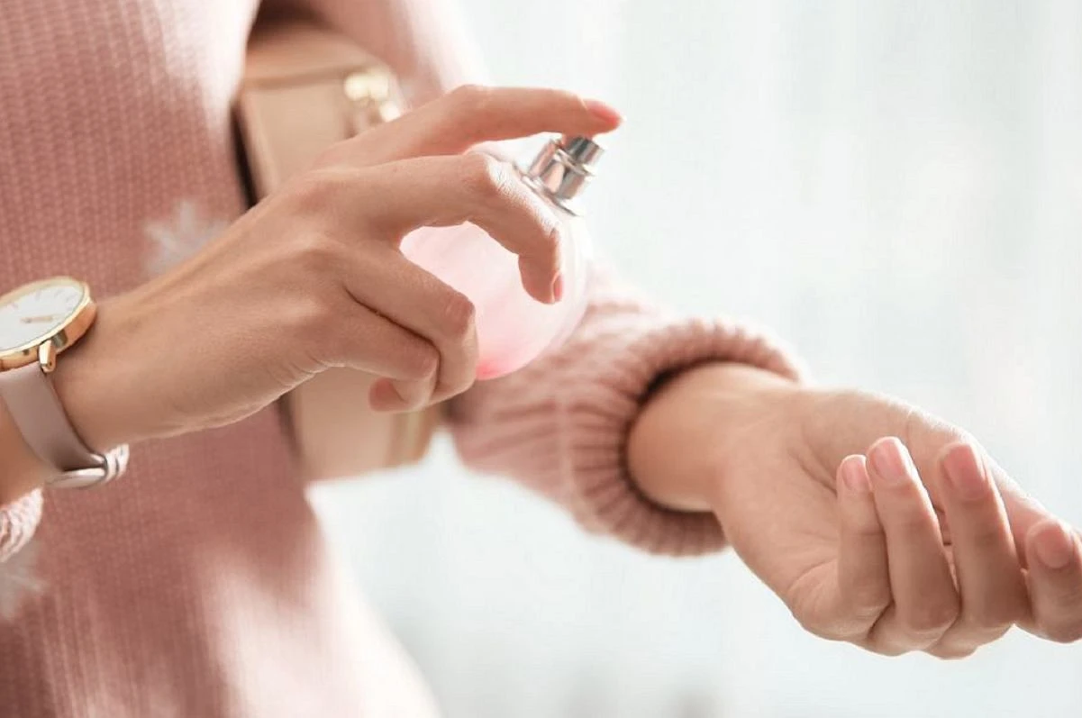 Perfumy przestajÄ pachnieÄ zaraz po wyjĹciu z domu? Pierwszy bĹÄd popeĹniasz juĹź w Ĺazience
