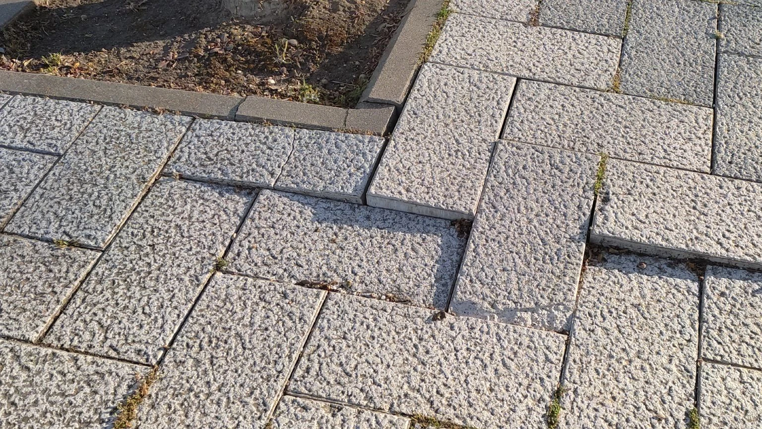 Falstart na podjeździe. Przez ten błąd kostka brukowa wygląda dobrze tylko do pierwszej zimy