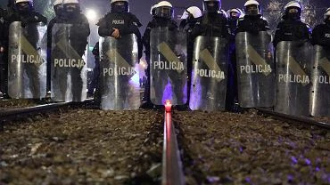 Protesty przeciwko wyrokowi TK o aborcji. W Warszawie policja wystawia protestujcym 70 mandatw