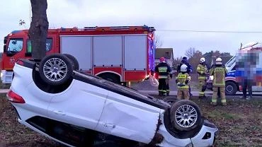 Lubelskie. Zahaczya autem o zderzak ciarwki. Auto dachowao i wyldowao na poboczu