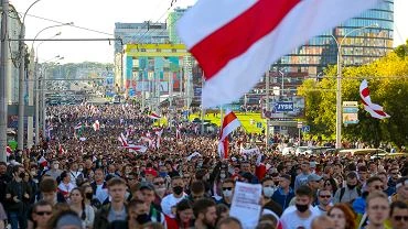 Dziesitki tysicy osb na ulicach Miska. OMON prbowa nie dopuci do demonstracji