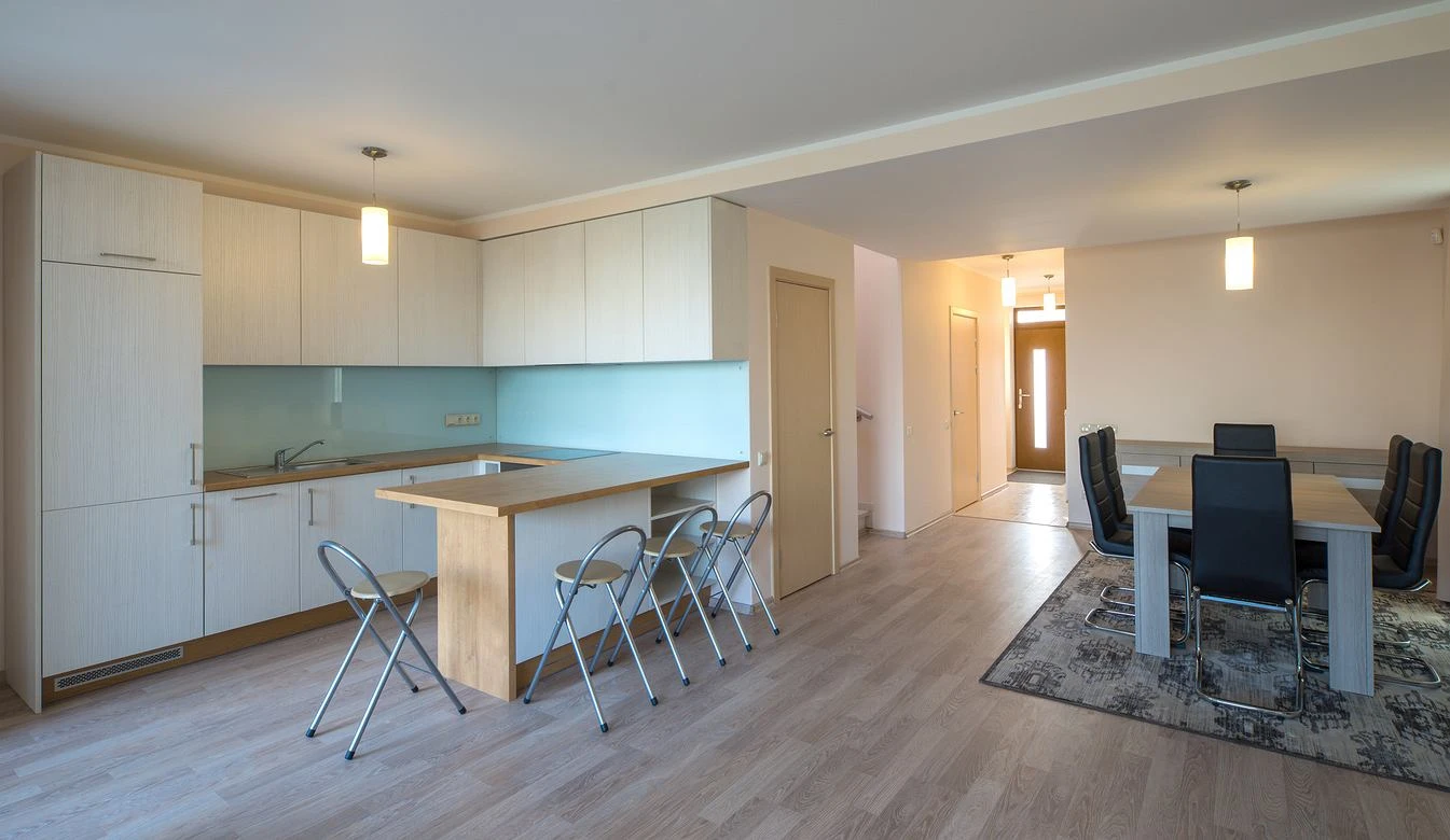 Kuchnia i salon w jednym? Pomaluj Ĺciany na ten kolor. KaĹźdy architekt pochwali ciÄ za wybĂłr
