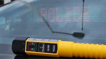 Rzeszw. 19-latek uderzy w policyjny radiowz w czasie kontroli. Mia 1,5 promila alkoholu