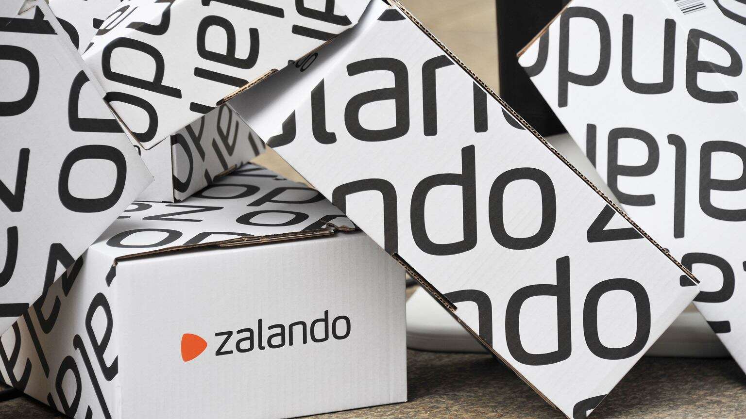 Ostatni dzień wyprzedaży! Luksusowe torebki teraz nawet do -50% w Zalando. Wśród nich Valantino i Guess