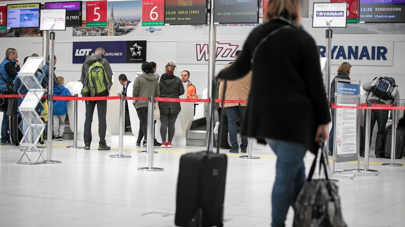 Na to sĹowo podrĂłĹźujÄcy drĹźÄ. PodrĂłĹźniczka mĂłwi, co robiÄ, gdy usĹyszymy: overbooked