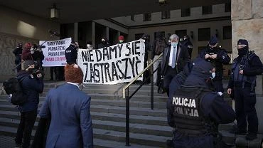 Zatrzymania po protecie przed sdem. Przez dob rodzice nie mogli zobaczy si z 17-latkiem