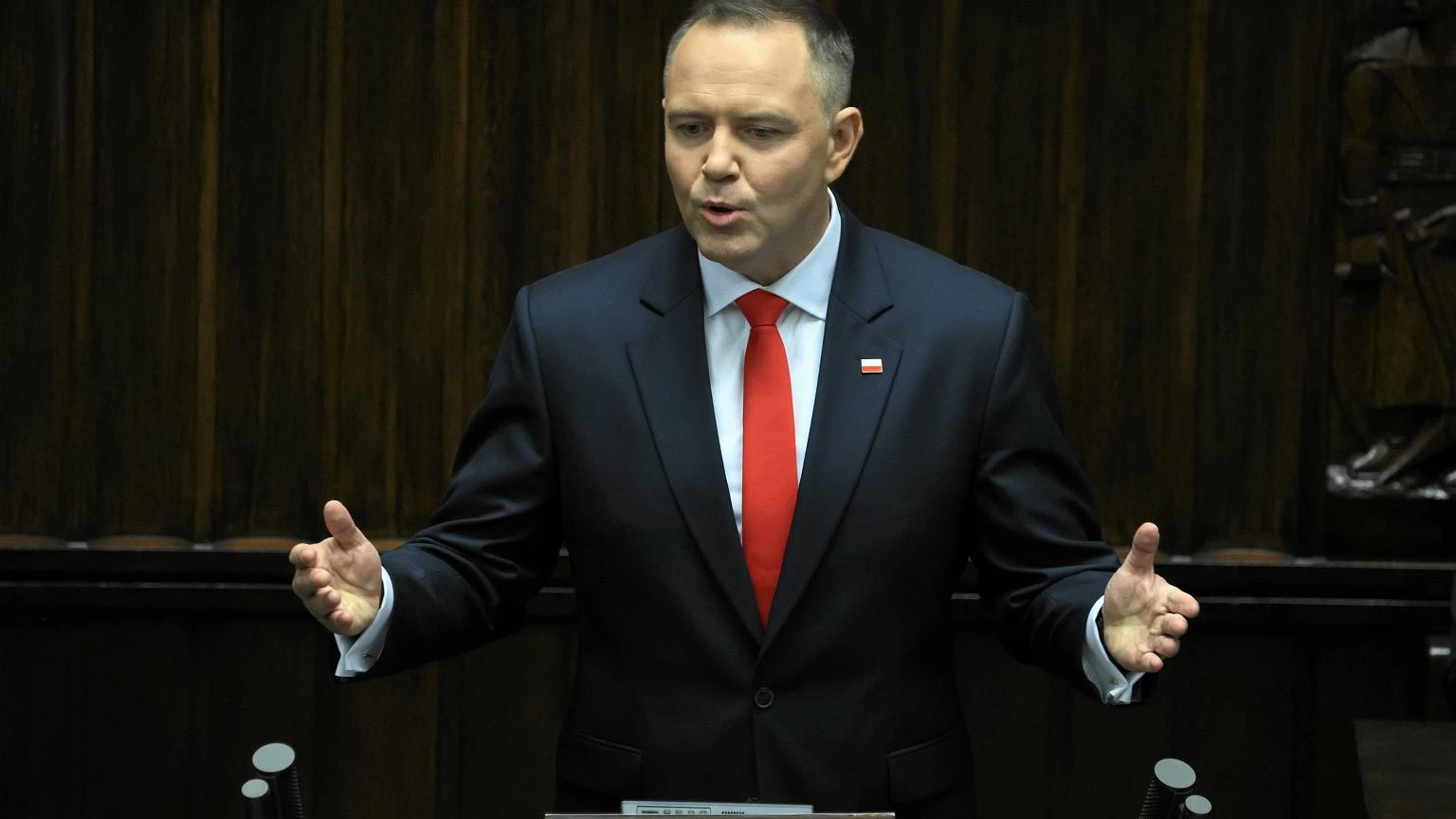 W garniturze Nawrockiego zabrakĹo jednego elementu. Stylista Probierza tĹumaczy