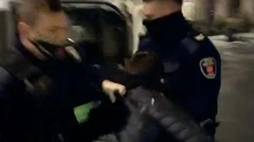 dzcy stranicy chwycili przechodnia i prbowali zacign do pojazdu. Jest reakcja komendanta