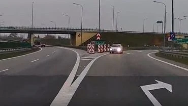Elblg. Wjecha pod prd na drog S7. Szybka reakcja instruktora jazdy zapobiega tragedii [WIDEO]