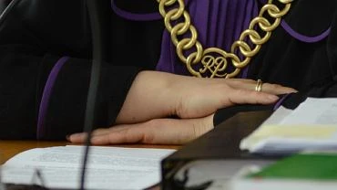 Rojw. Dyrektorka szkoy zwolniona za wulgarne wpisy o politykach dostanie odszkodowanie. Doszo do ugody