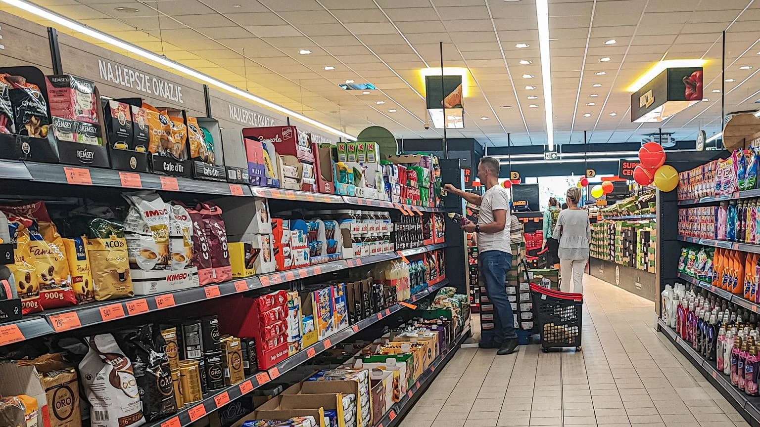Tłumy w Biedronce po ekspres do kawy ZA DARMO. Wprowadzili limit. Ciekawie też w Lidlu