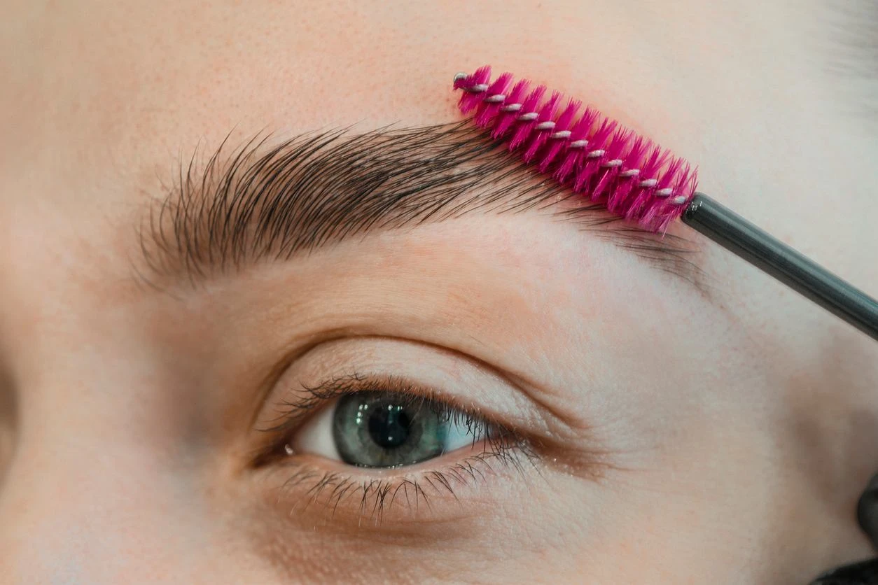 Trend alert w stylizacji brwi! Brow carving wyglądają tak, jakby robił je sam Michał Anioł