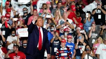 Pierwszy wiec Donalda Trumpa po chorobie. Rzuca w tum maseczkami, sam jej nie mia. 