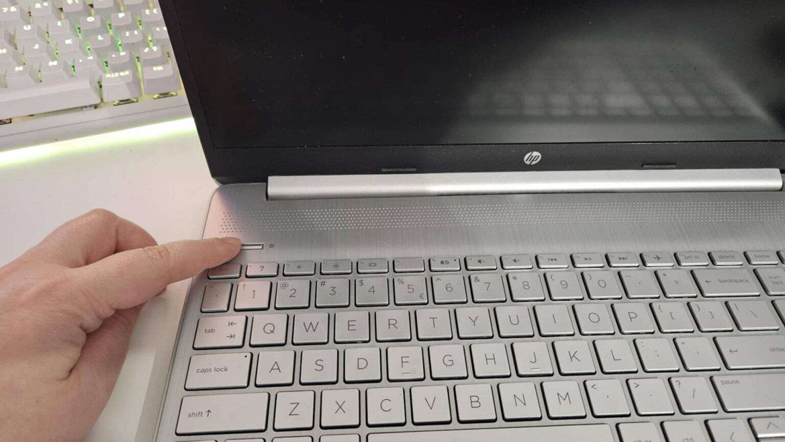 Wyłączać czy usypiać? Tyle prądu zużywa laptop. Wszystko zależy od jednego warunku