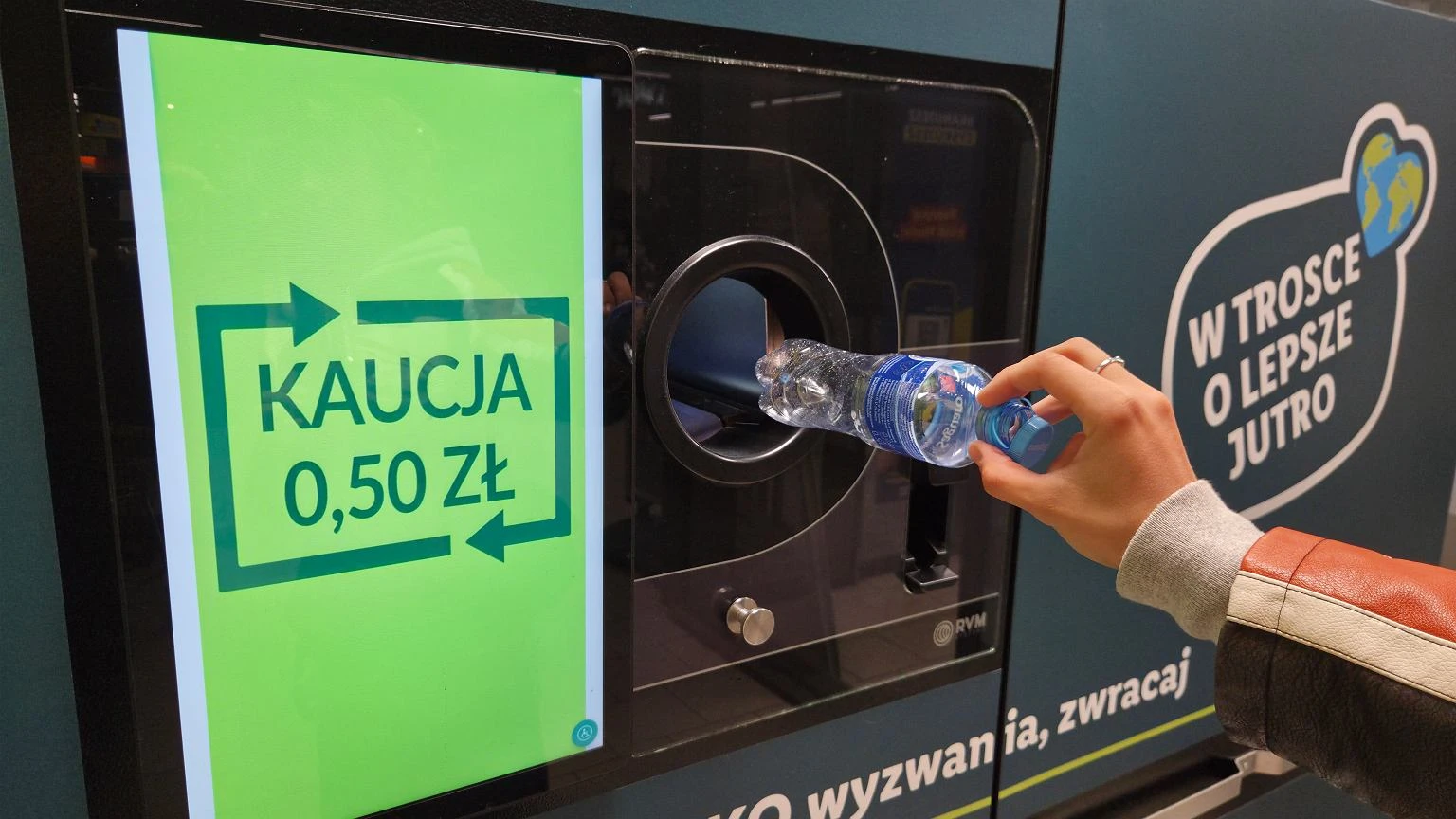 ZbierajÄ butelki i majÄ w domu 