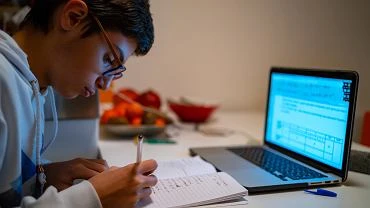 Nauka hybrydowa w szkoach. Co to za system i czym rni si ten system od edukacji zdalnej?