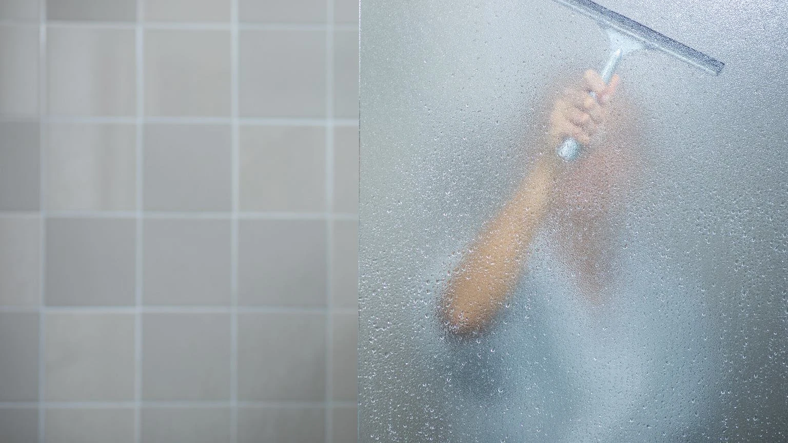 Nie osuszacz i nie klimatyzacja. Co na zaparowanÄ ĹazienkÄ? 4 proste triki