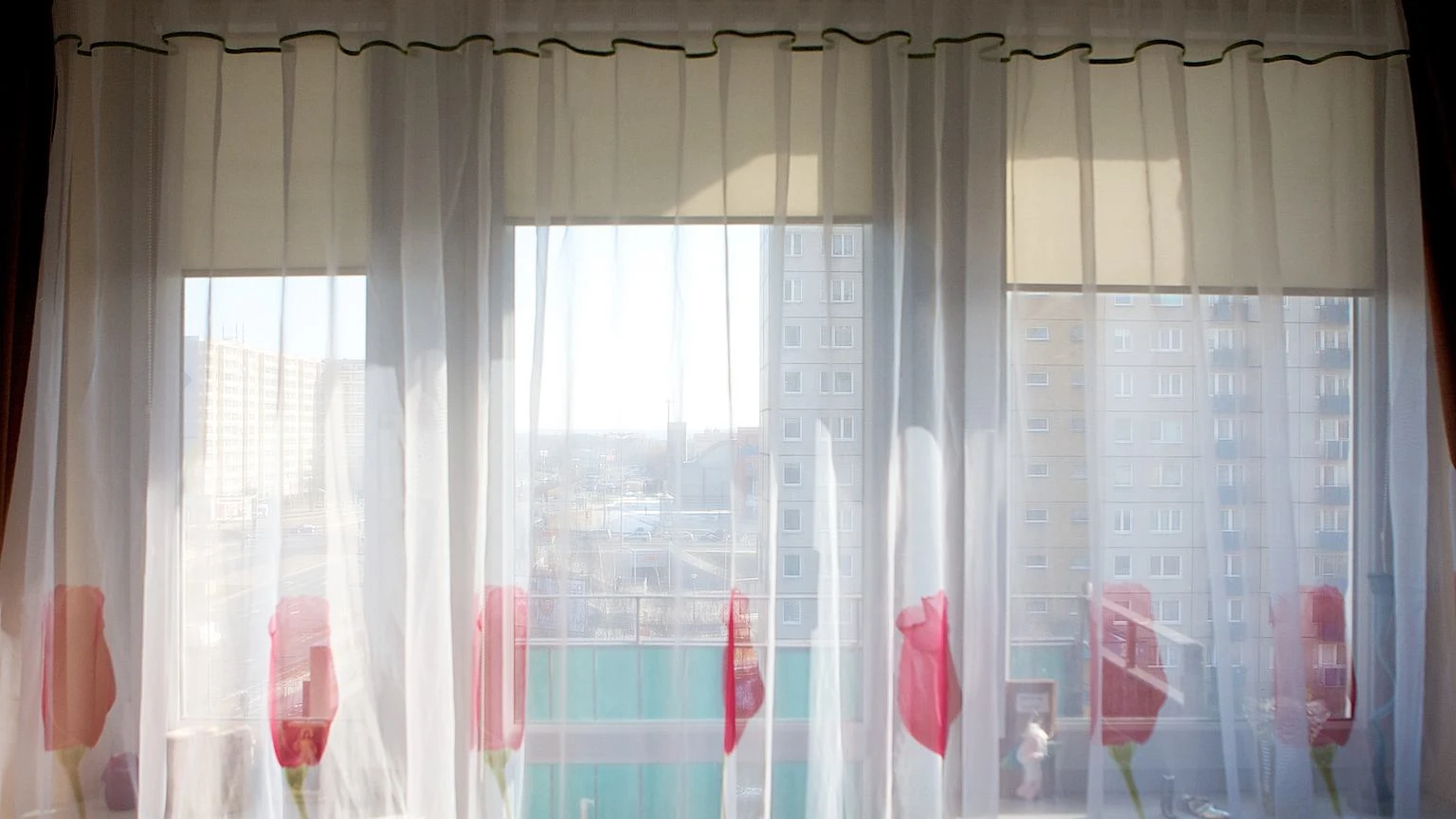 Śnieżnobiałe firany przykują wzrok teściowej. Wystarczy, że do prania użyjesz 1 składnik z kuchni